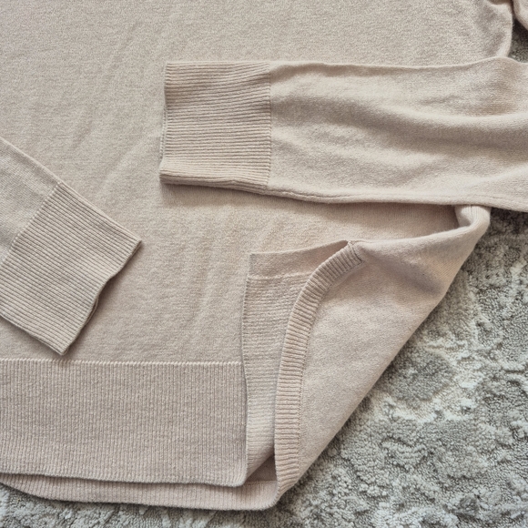 NWOT Babaton Aritzia Women's Neutral Minimalist Cream Crewneck Sweater Size S - Picture 4 of 6